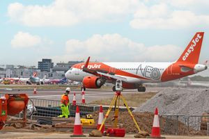 Gatwick opens fast lane for arriving aircraft